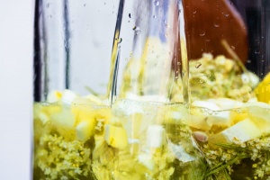 Holunderblüten mit Zitrone im Glas