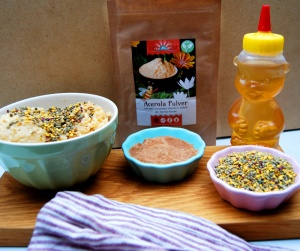 Almond rice pudding with rosehip powder, honey & flower pollen.