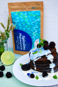 „Hochstapler Pancakes mit blauem Spirulina, Kokosjogurt, Beeren & Minze