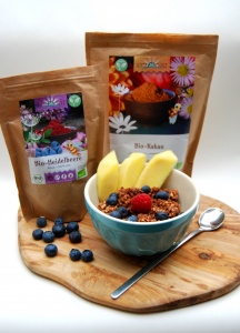 Chocolate oat porridge with blueberry powder & cocoa