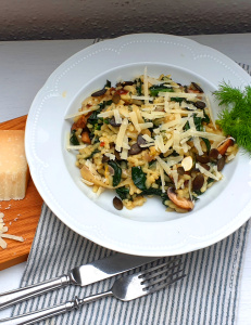 Fennel risotto with young spinach and mushrooms