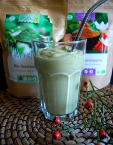 Smoothie with rosehip and barley grass