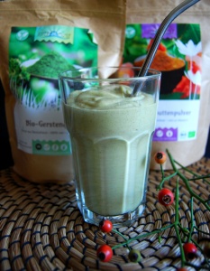 Smoothie met rozenbottel en gerstegras