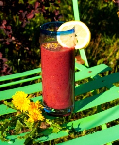 Wildkräuter Smootie mit Blütenpollen