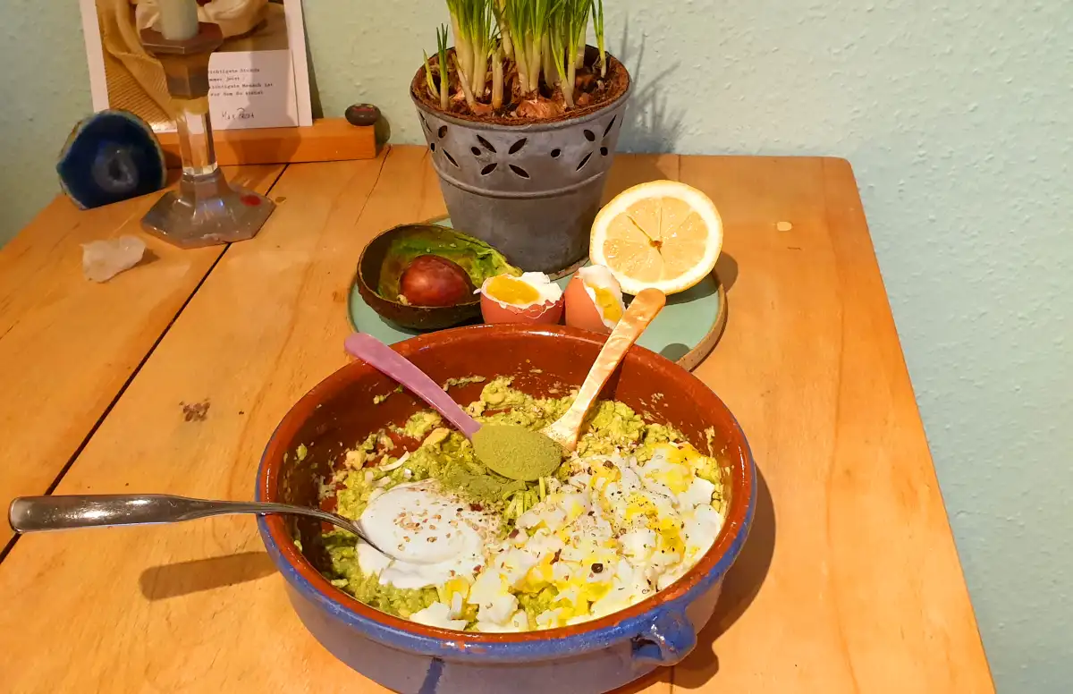 Preparation of avocado egg spread
