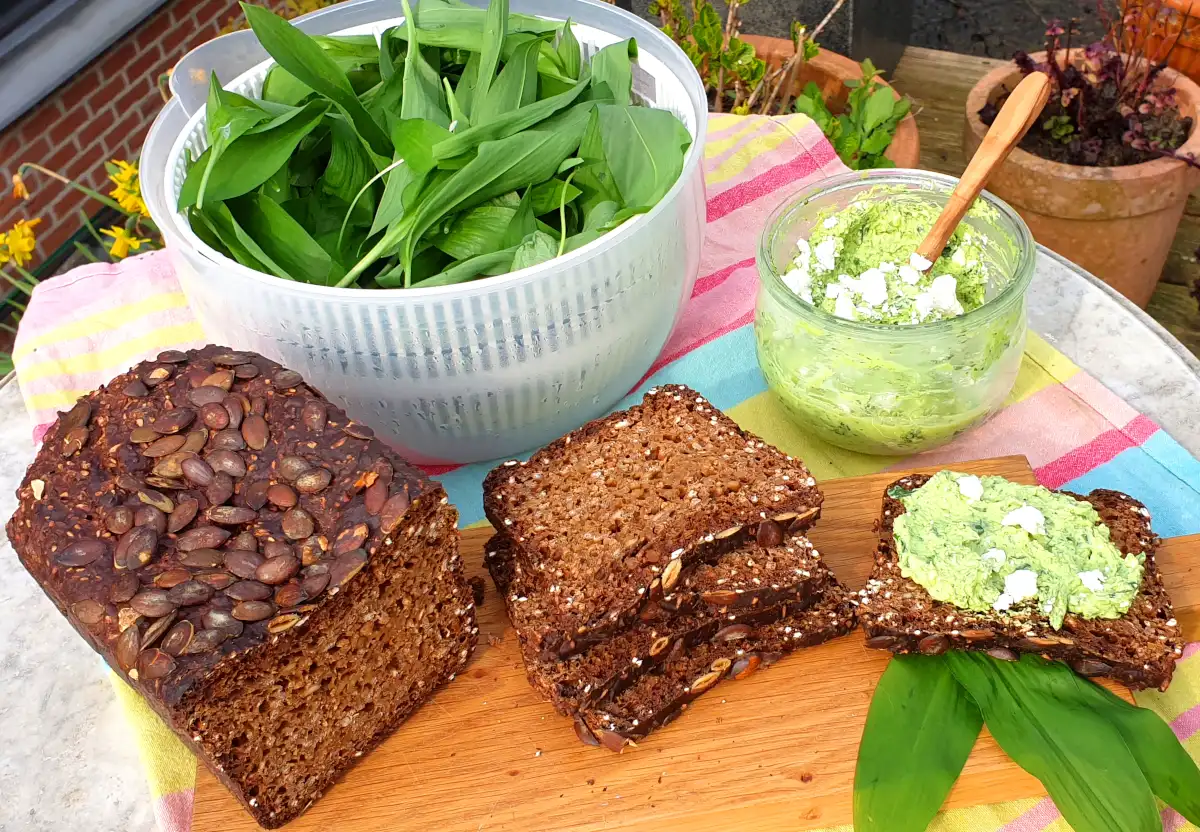 Bärlauch Aufstrich mit Schwarzbrot
