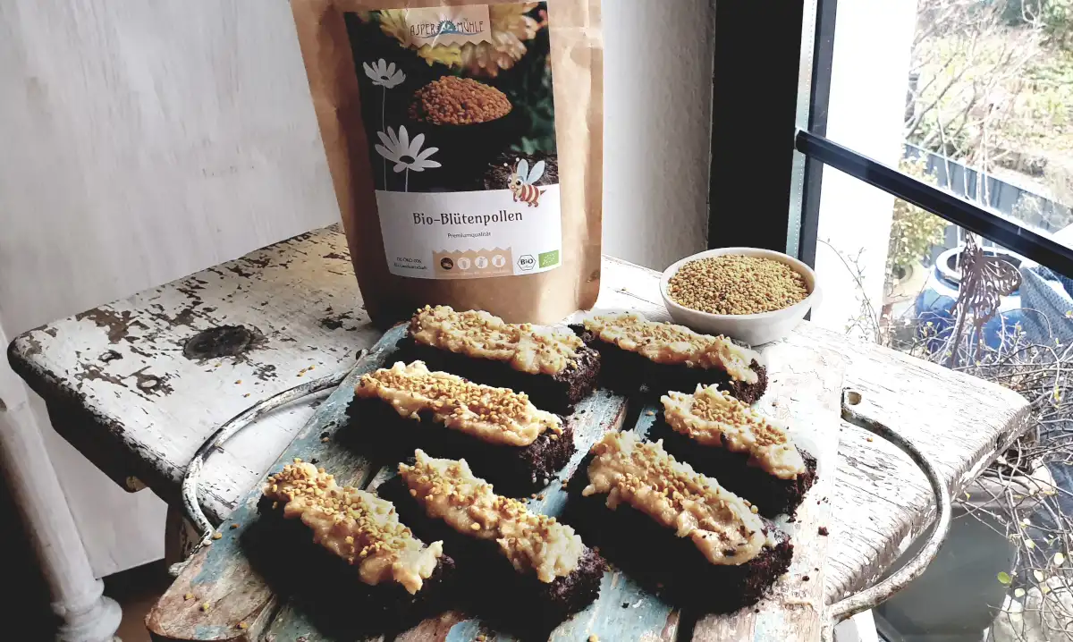 Black velvet slices with pollen