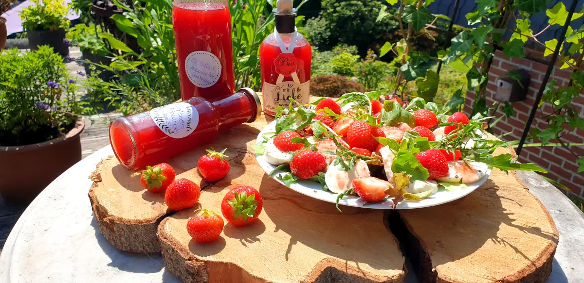 Erdbeer-Balsamico-Essig mit frischen Erdbeeren