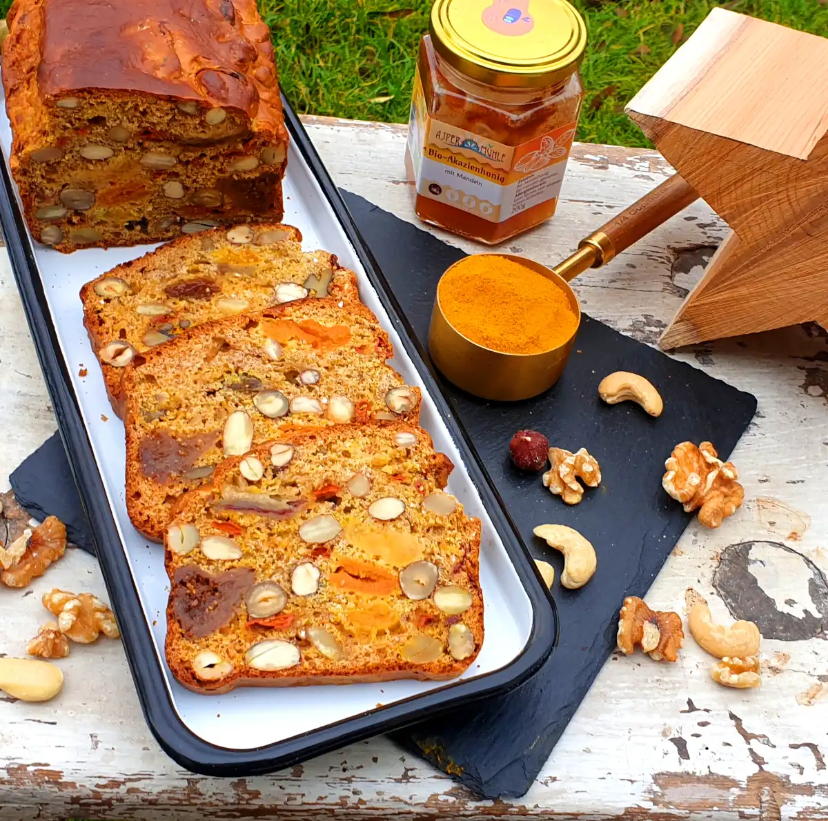 Spelt fruit bread with almond honey