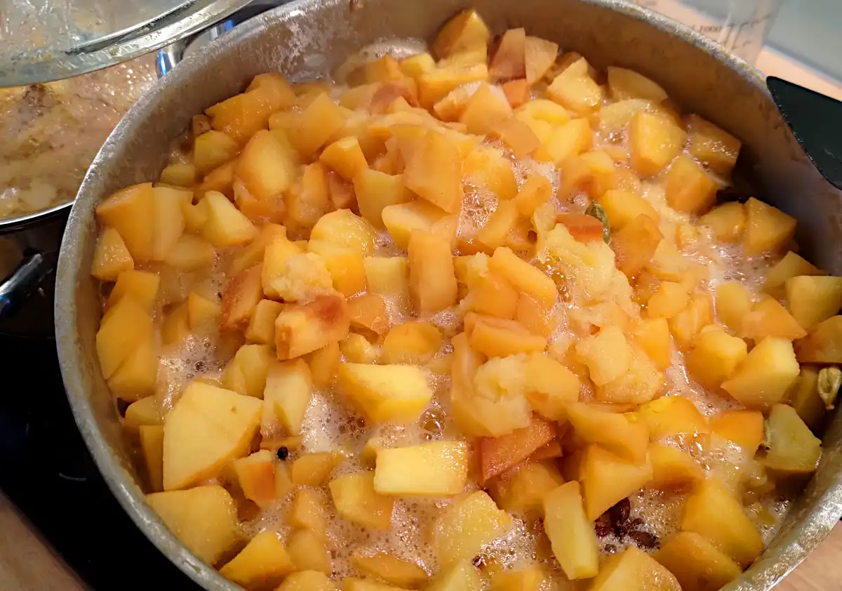 Cooked quince pieces in the pot