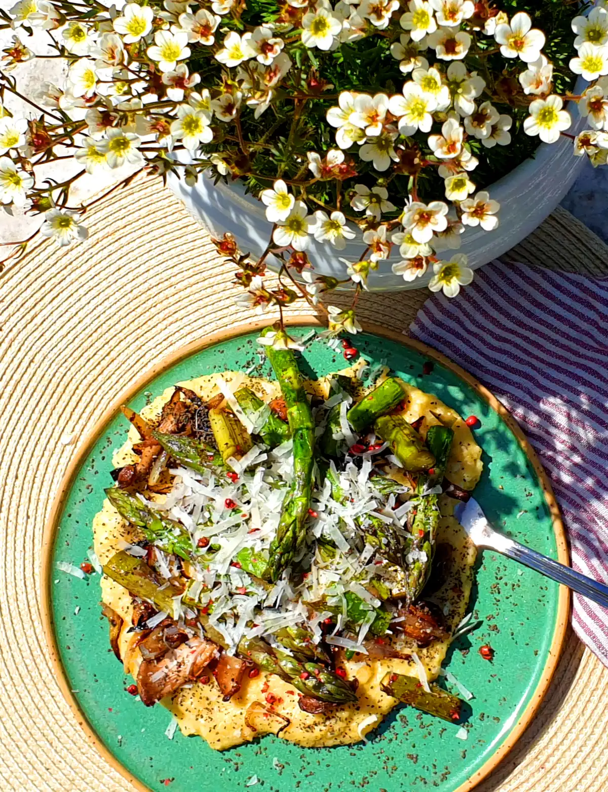 Green asparagus on polenta