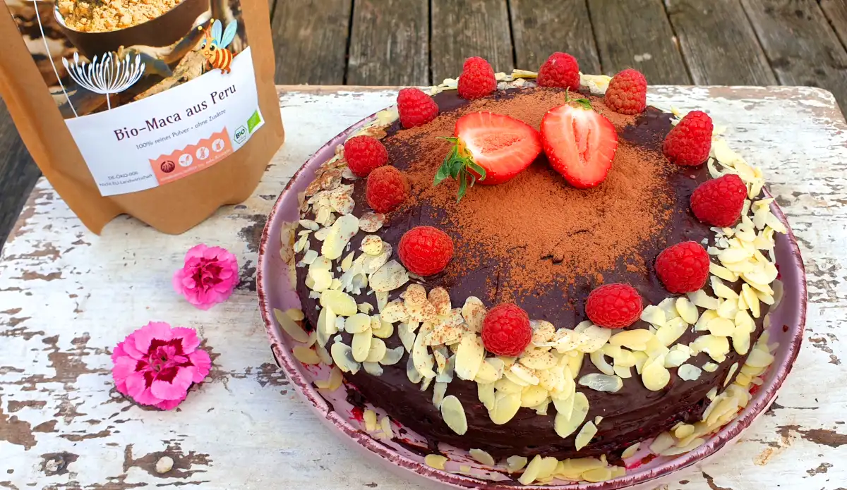 Raspberry and almond cake with maca powder
