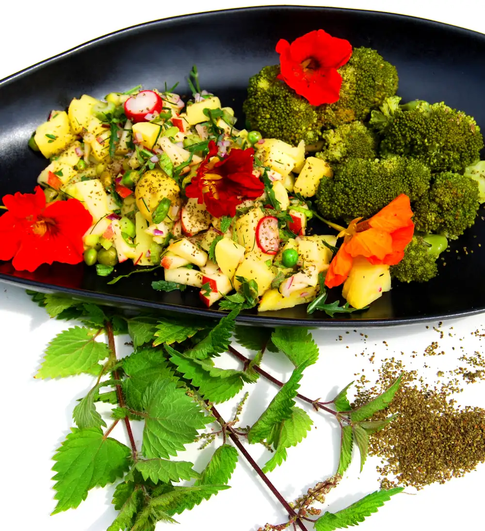 Zomerse aardappelsalade met Oost-Indische kers en brandnetelzaadjes uit eigen tuin