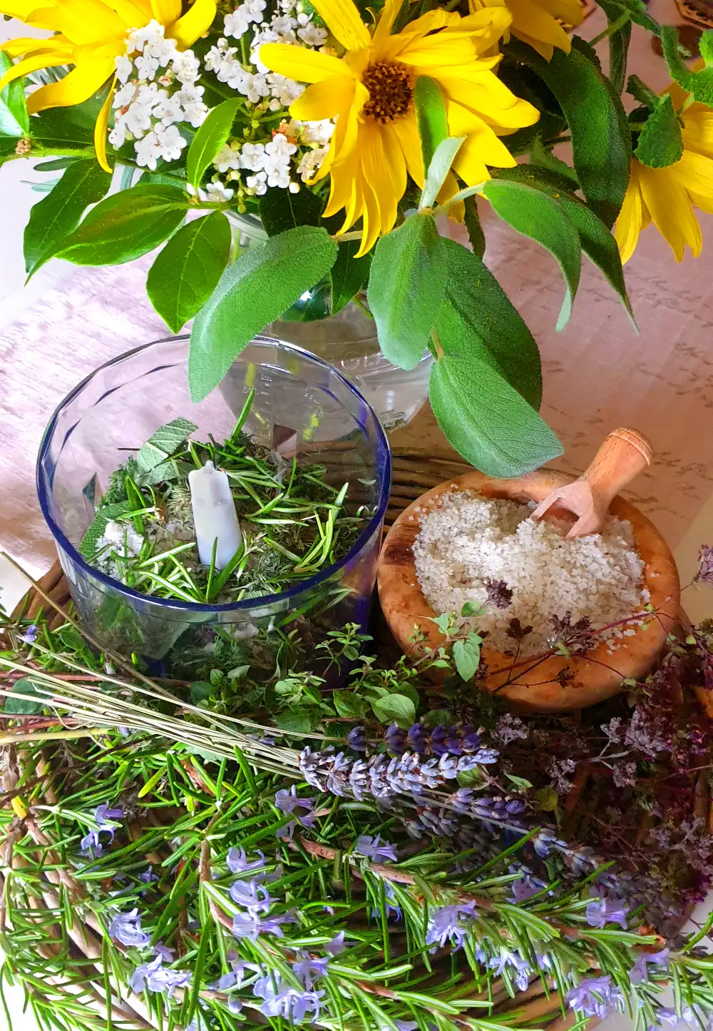 Peppiges Kräutersalz mit frischen Gartenkräutern
