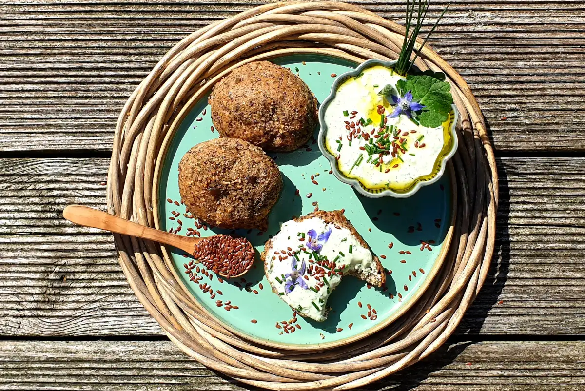 Kräuterquark und Brötchen