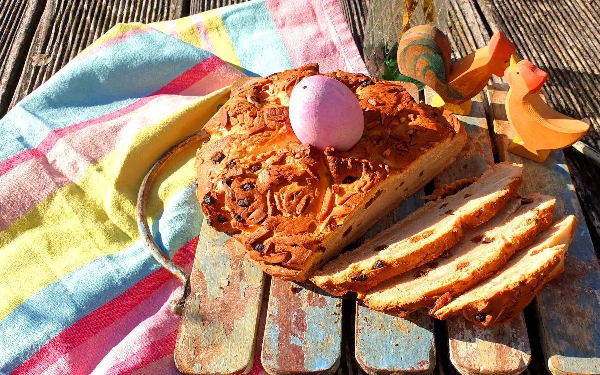 Osterbrot geschnitten