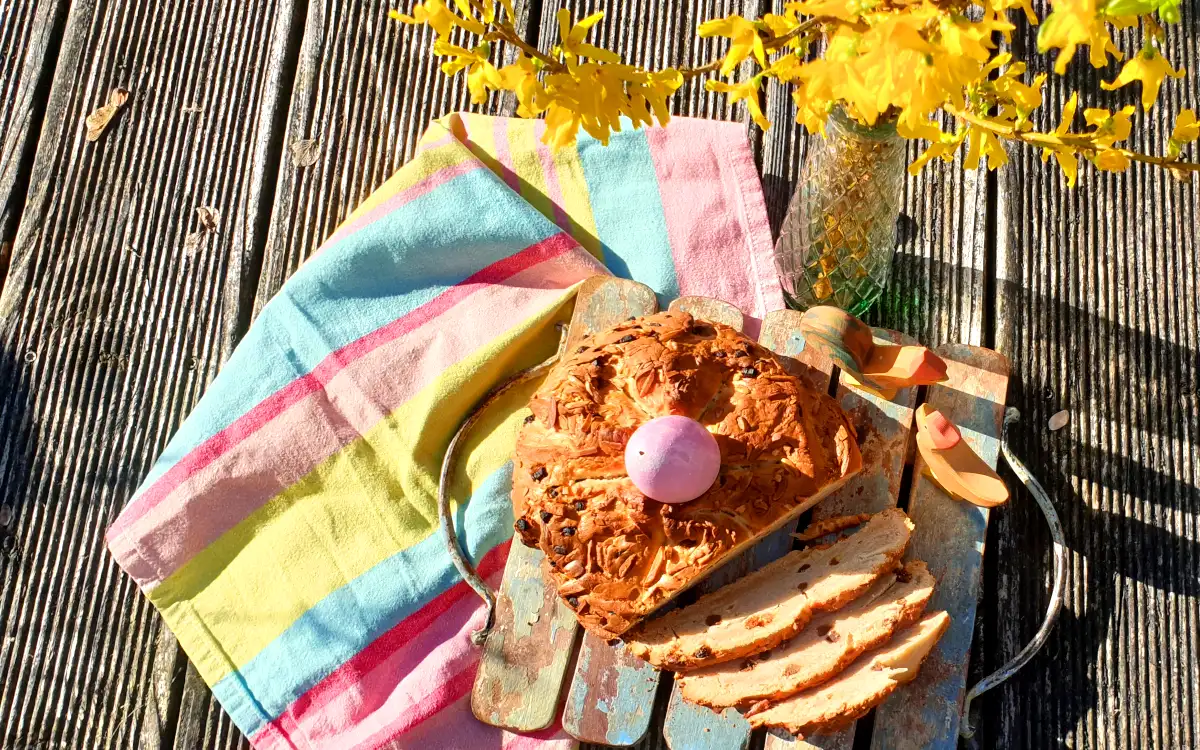 Osterbrot mit Ei