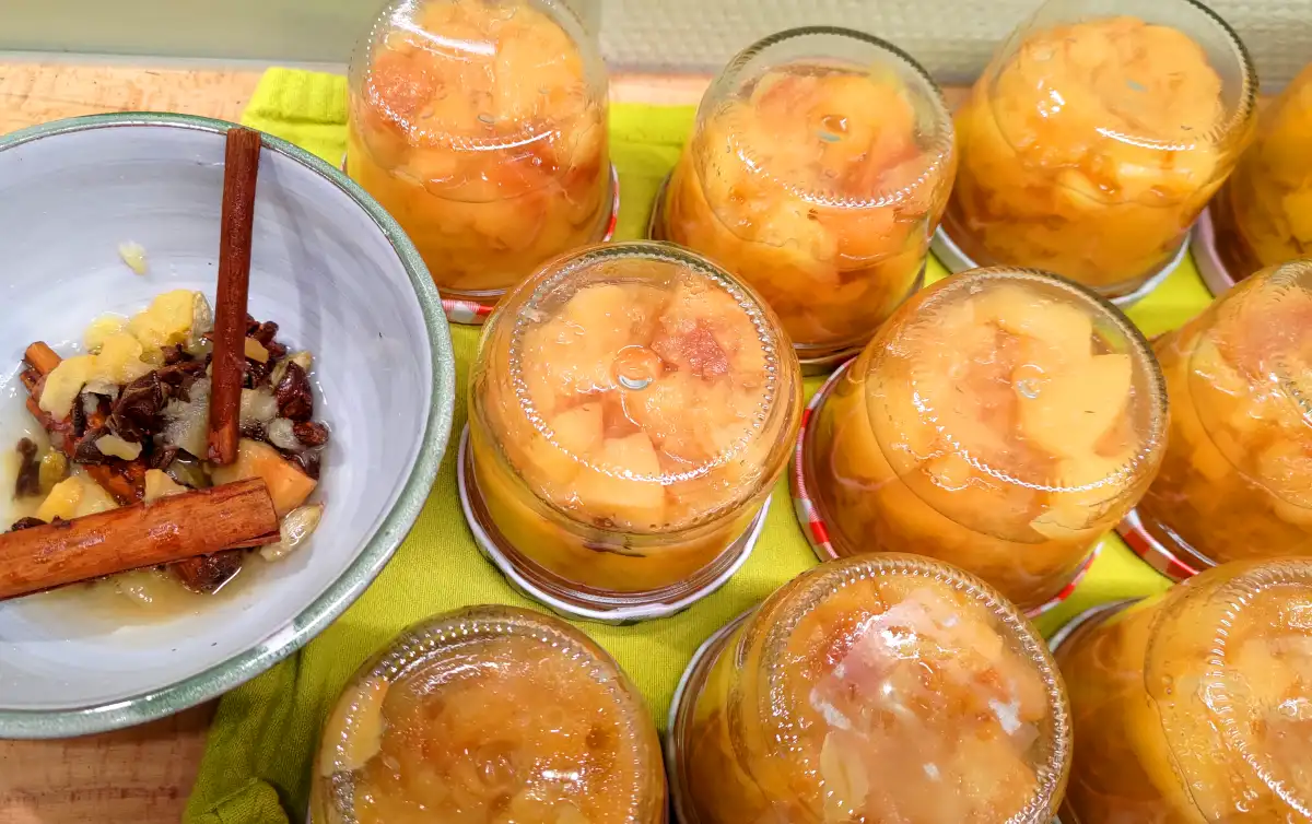 Quince compote with spices