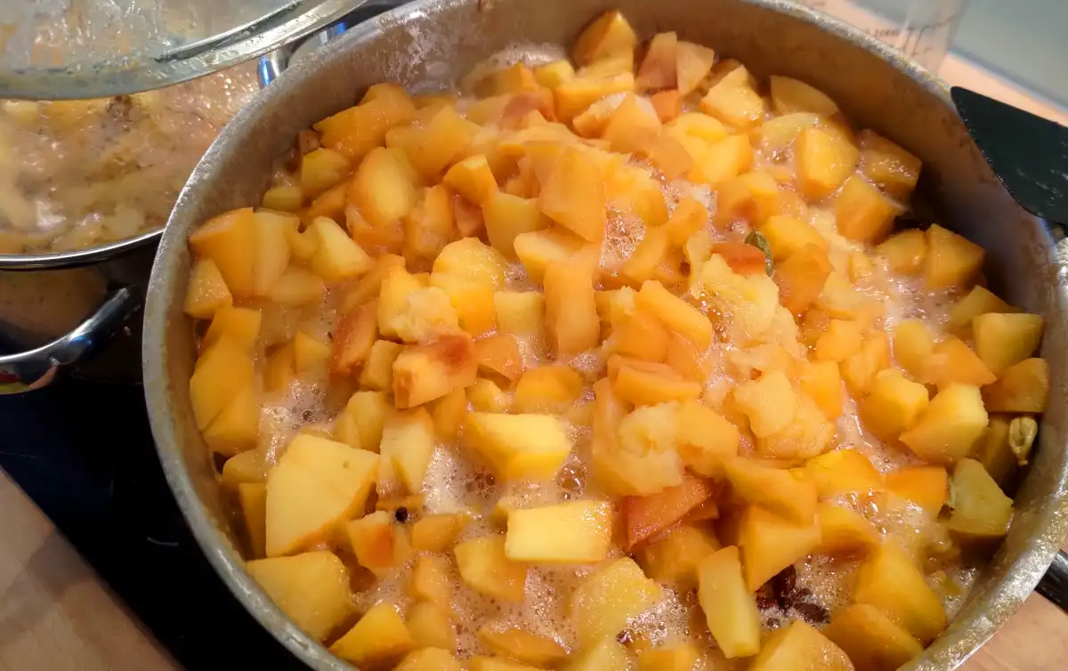 Quince pieces cooked