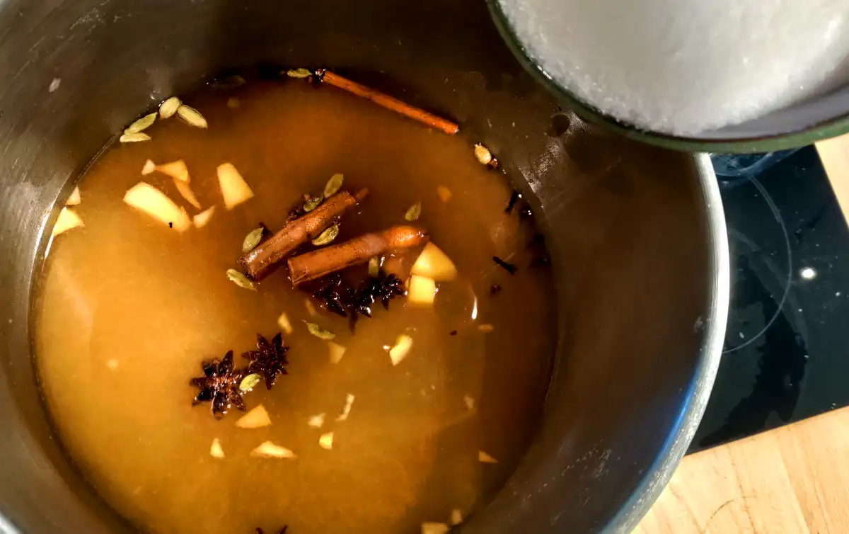 Quince stock with spices