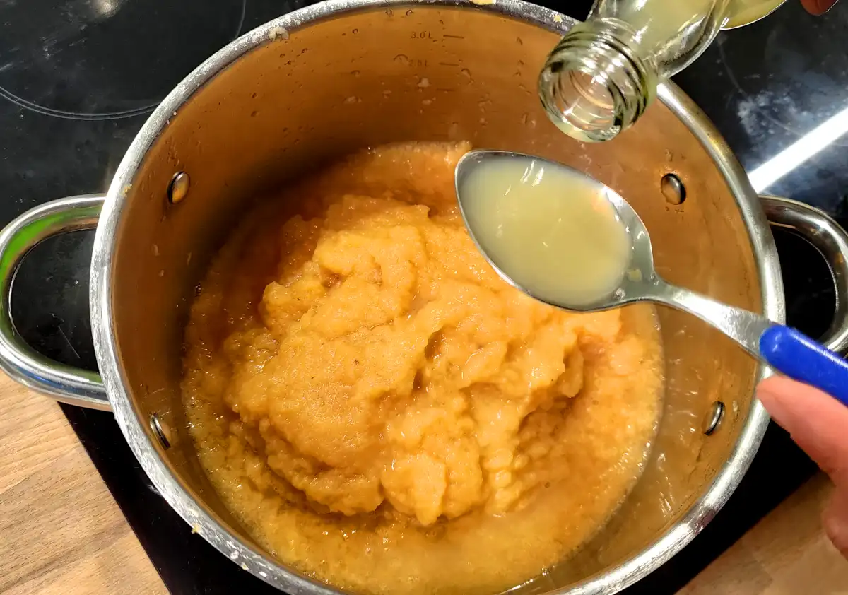 Quince purée with lemon juice