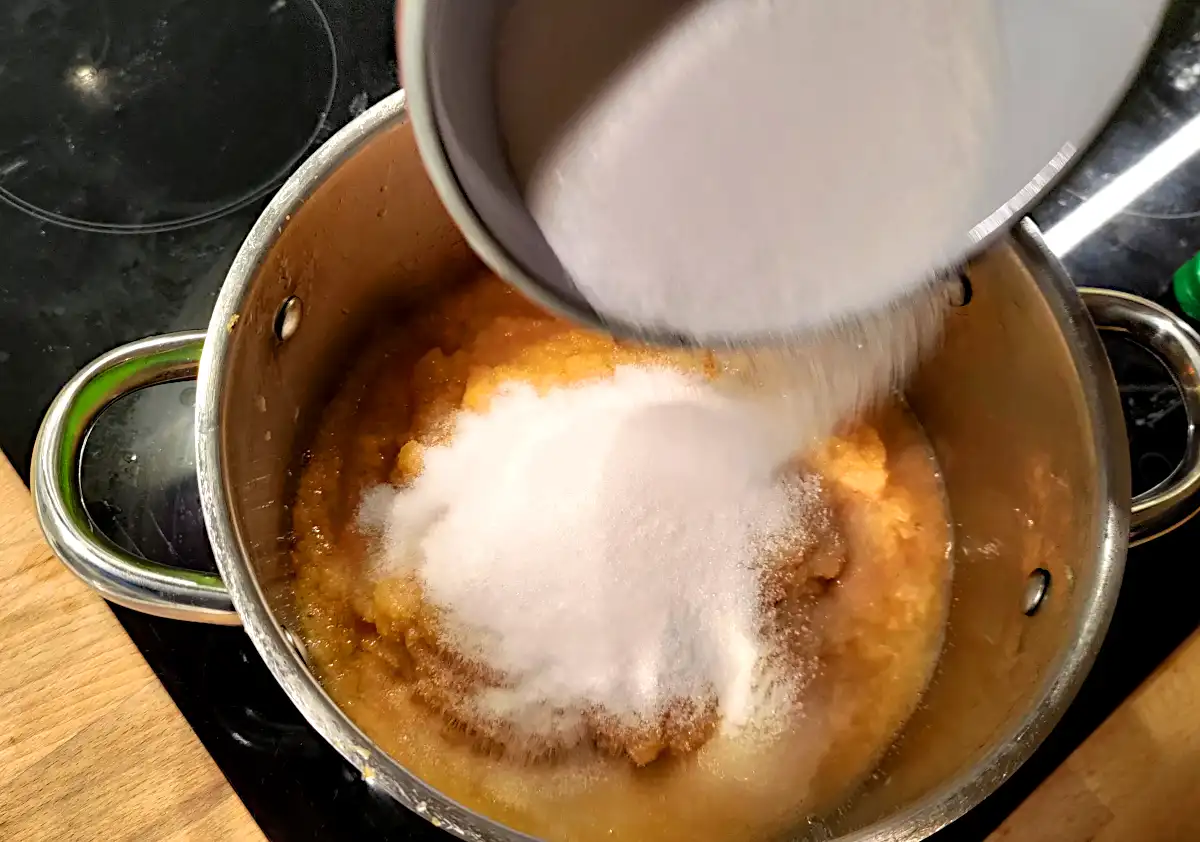 Quince purée with sugar