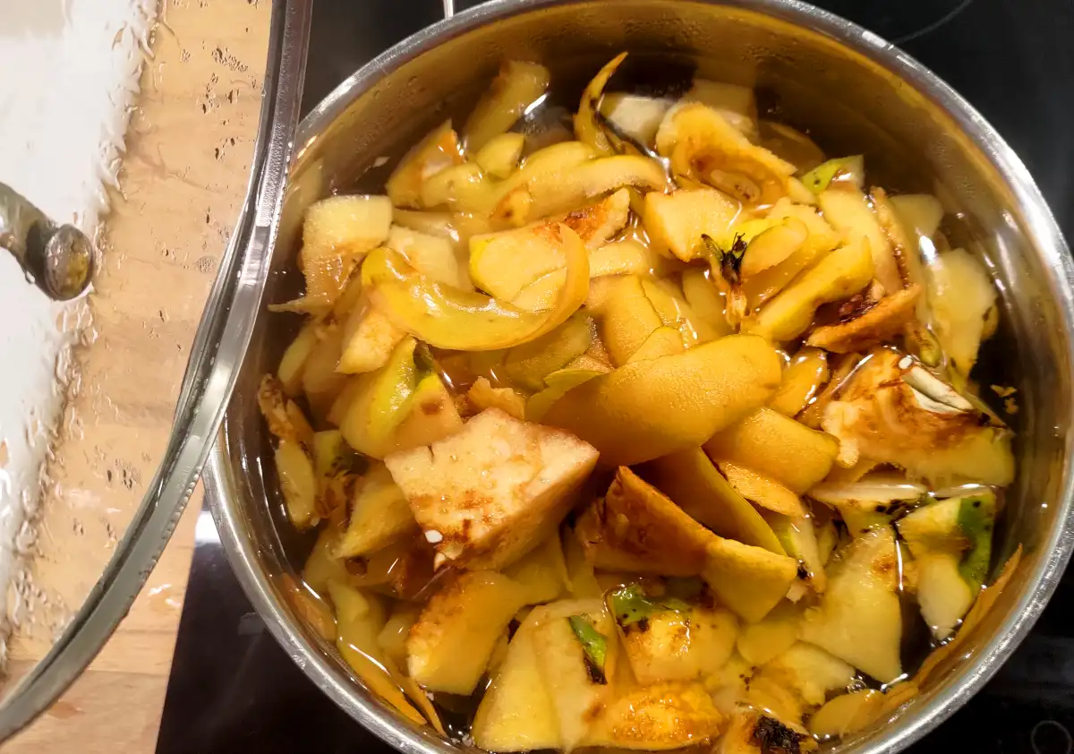 Quince peels in the pot