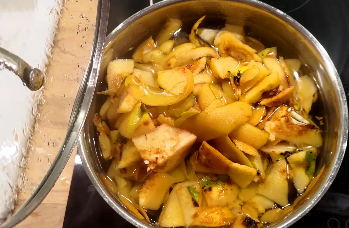 Quittenschalen im Topf