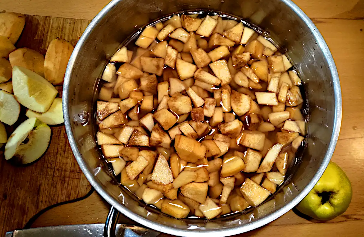 Quittenstuecke im Topf