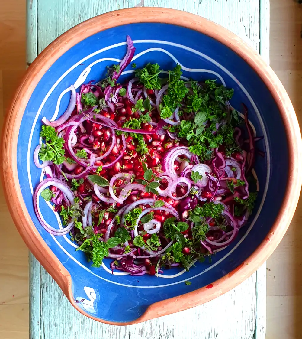 Salade van rode kool en granaatappel