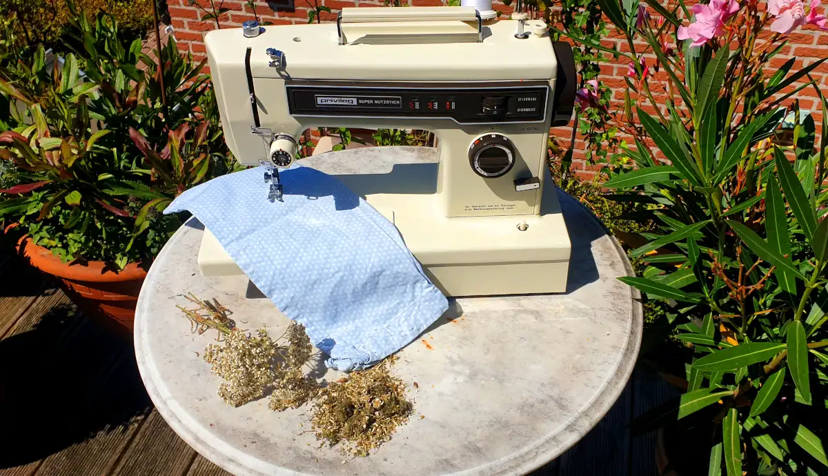 Nähmaschine und Schafgarbe