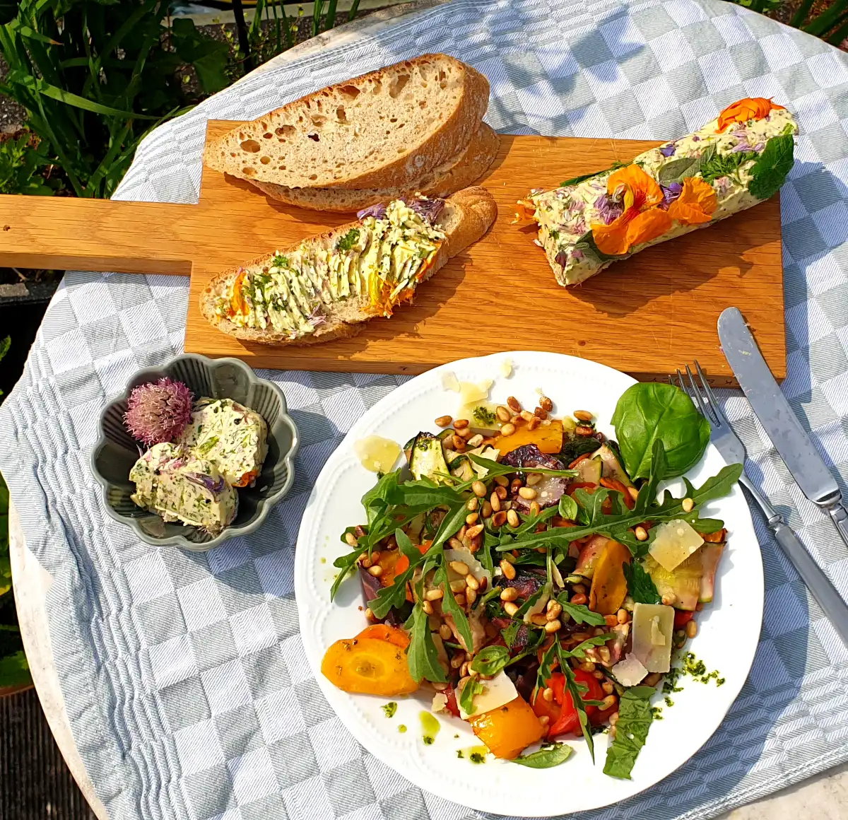 Salade met bieslookazijn en brood met bieslookboter
