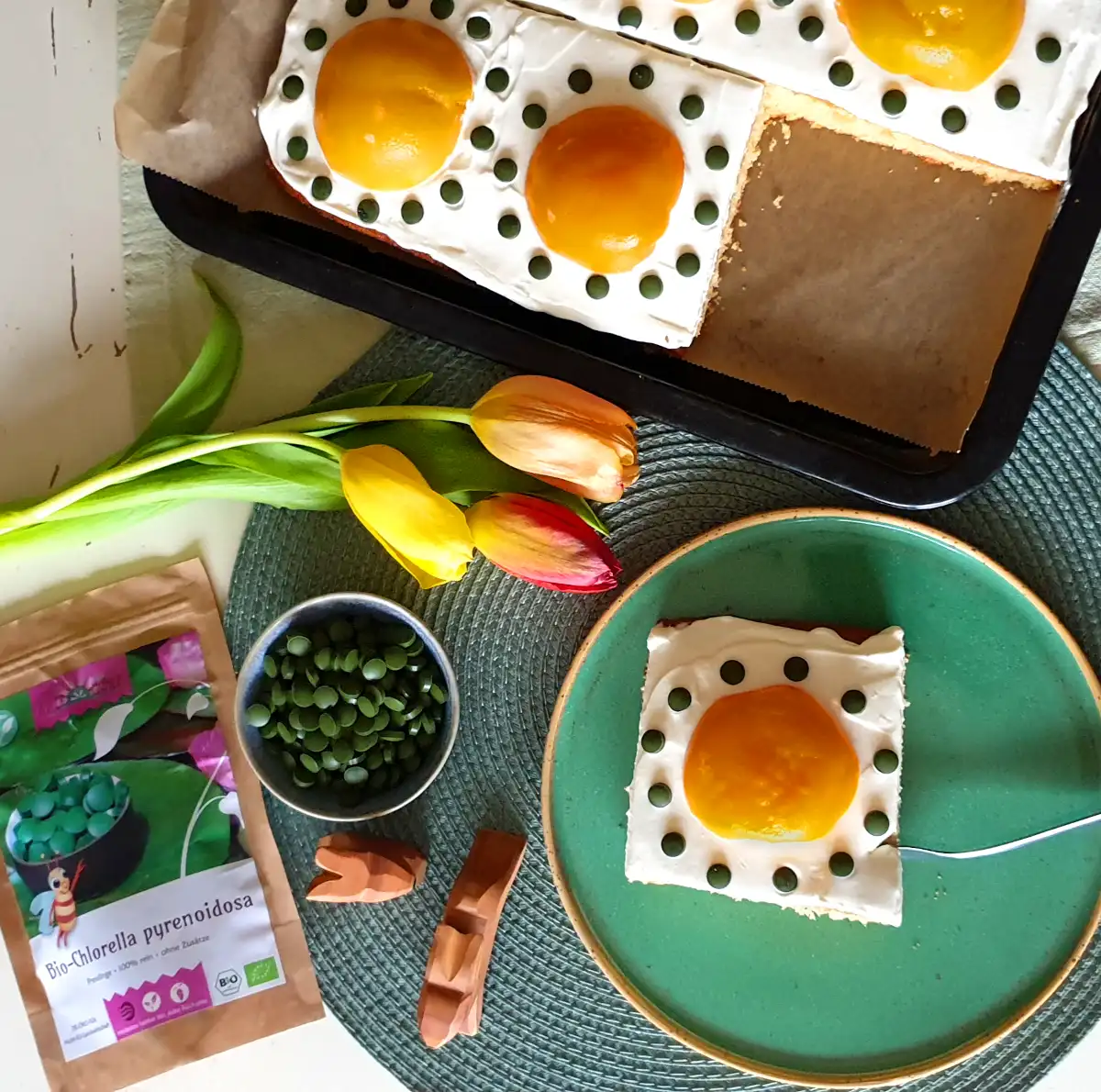 Fried egg cake with chlorella